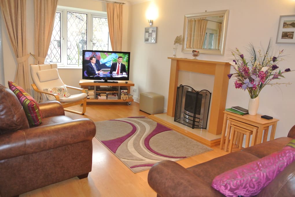 Lounge The lounge has 42 inch Flatscreen Freeview High Definition TV, and DVD player and recorder. There are games, books and a wide selection of tourist information. New leather sofa and chair for 2017.