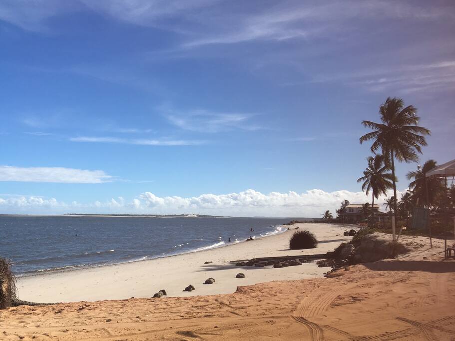 Grande extensão de praia com trechos quase desertos