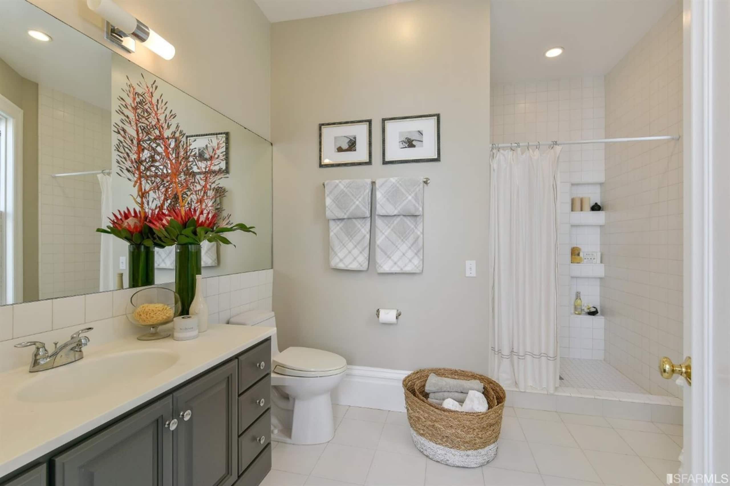 Condo in San Francisco · ★4.96 · 4 bedrooms · 6 beds · 2 baths - Image 12