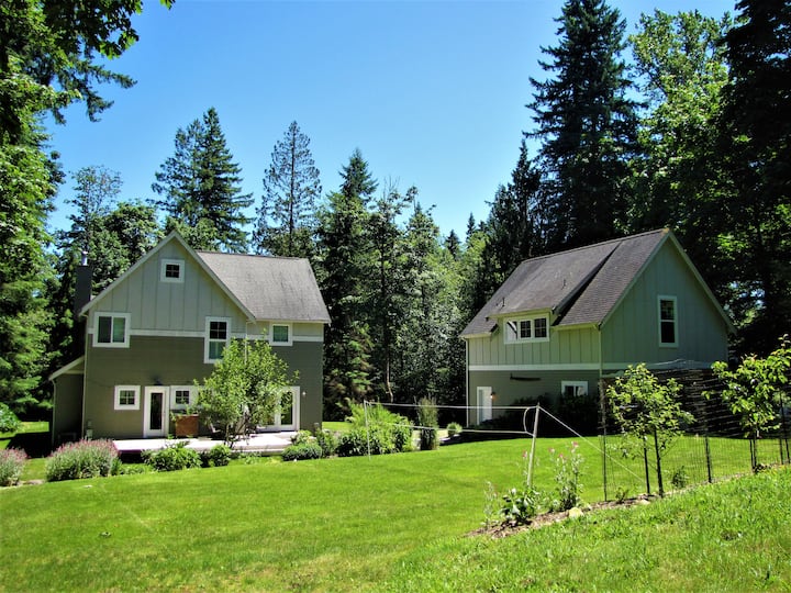 Charming Cabin in the Woods Guesthouses for Rent in Carnation