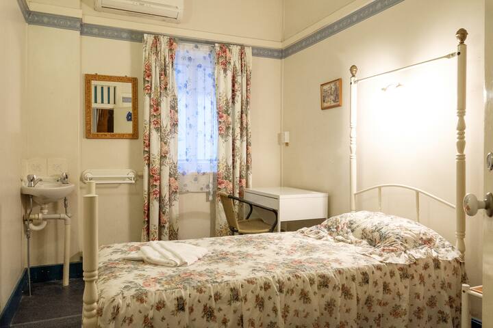 Annies House for only you ie NO OTHER GUESTS :) gallery image 4