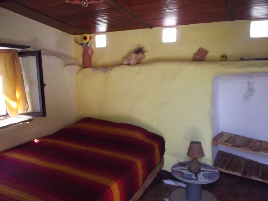Habitación bioconstruida con cama doble/ecobuilding room with double bed