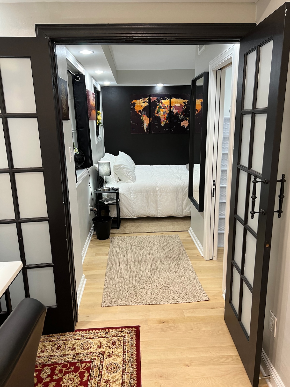 Suite con cama tamaño king con puertas francesas y cortinas opacas para un sueño nocturno reparador