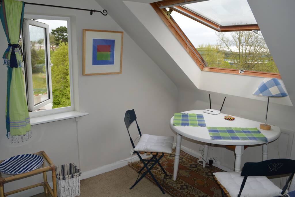 Breakfast/sitting room