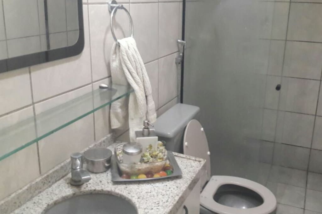 Banheiro compartilhado para os hóspedes.
