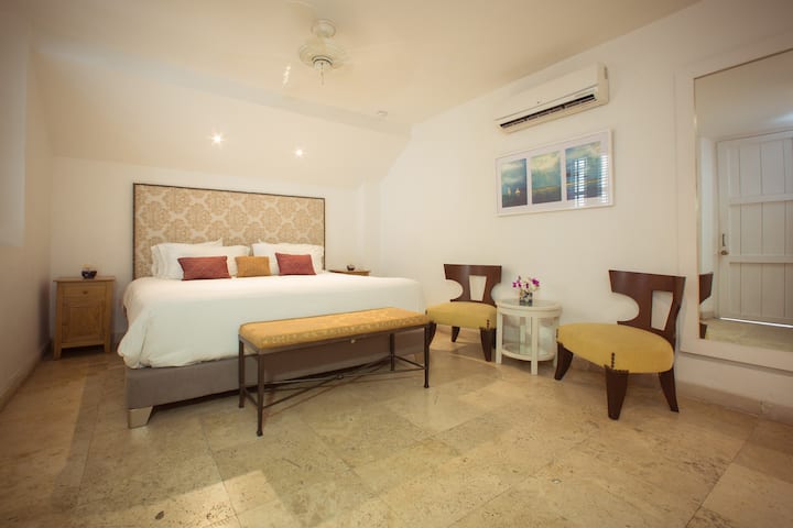 Ეს არის უმცროსი ფლიგელი ნომერი 1.
Მასში არის პატარა მისაღები ოთახი, ცალკე სააბაზანო და დიდი ზომის საწოლი. 