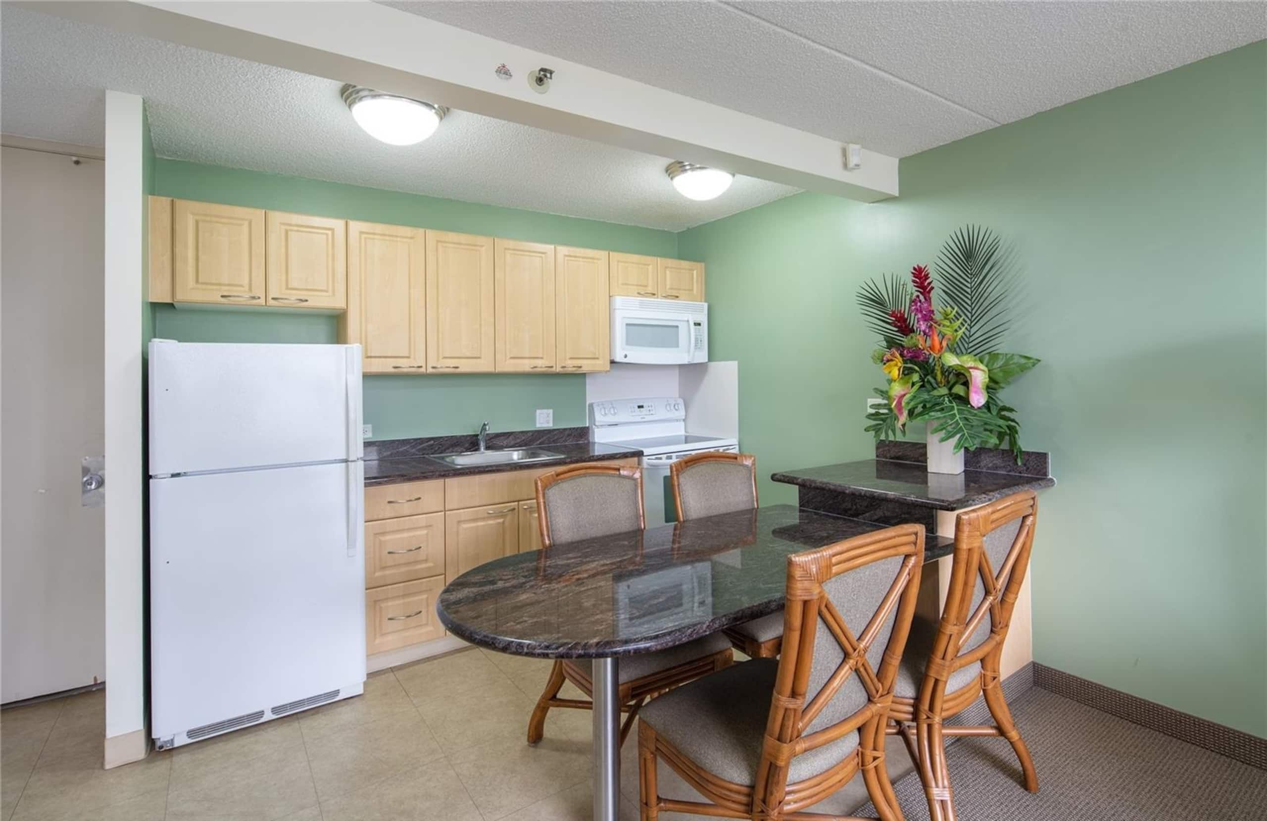 Condo in Honolulu · ★4.53 · 1 bedroom · 3 beds · 1 shared bath - Image 6