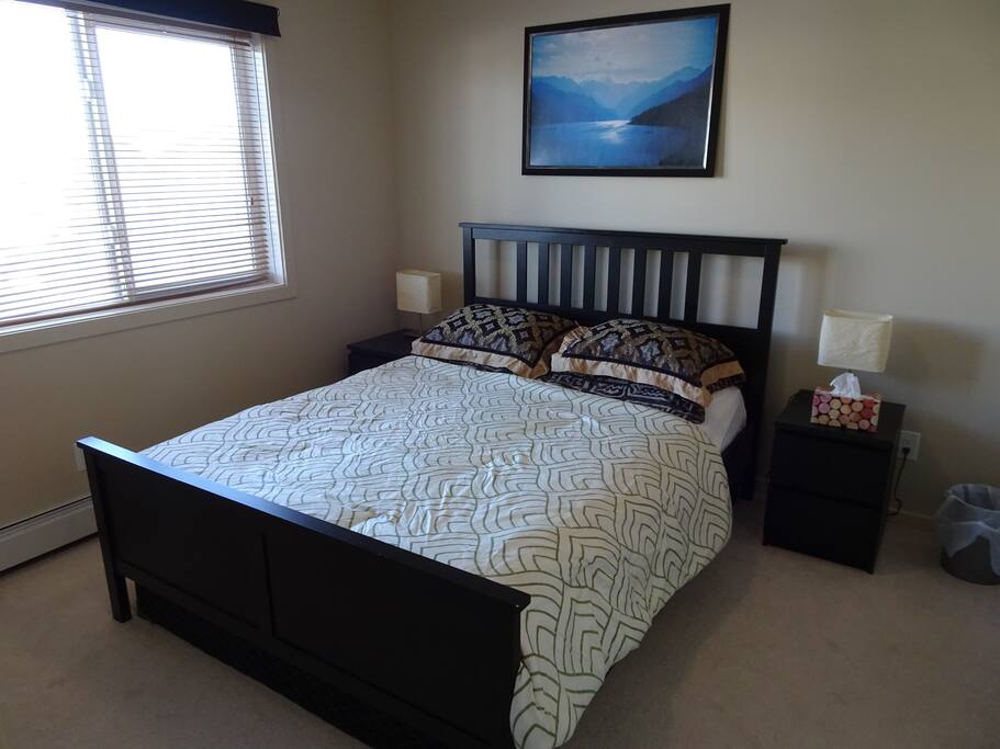 Large queen size bed.
