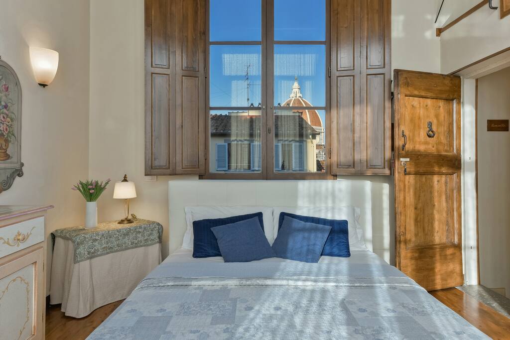 DUOMO VIEW JUST BEHIND YOUR BED!