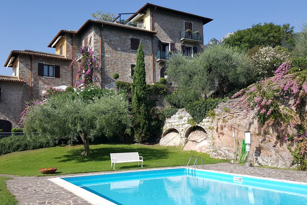 Ampio giardino con piscina