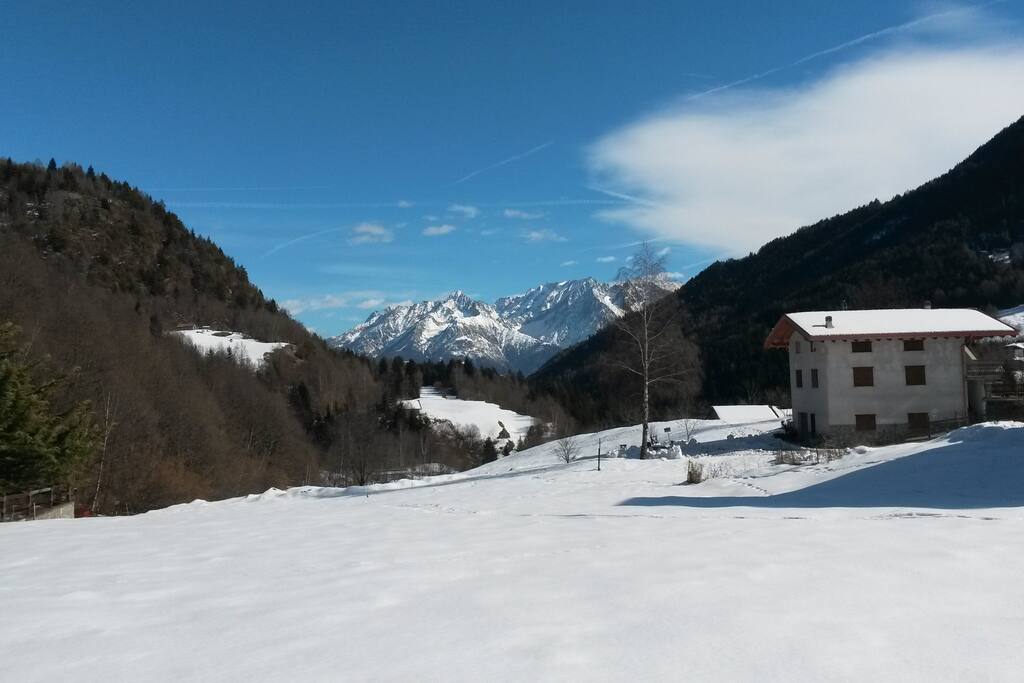 Vista dal balcone verso il gruppo dell'Adamello.