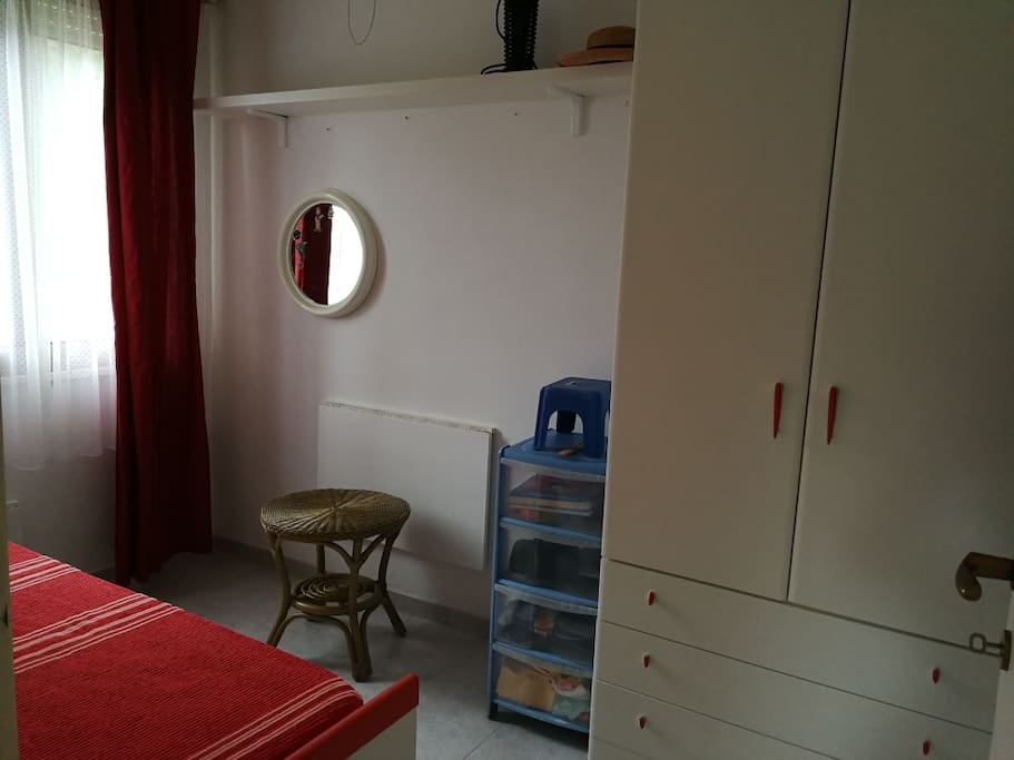 camera con due letti singoli materassi ortopedici