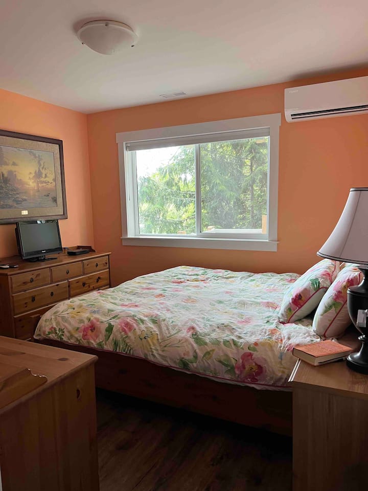 Orange Bedroom
Lower Floor
Gemakkelijke toegang tot 
kingsize bed 