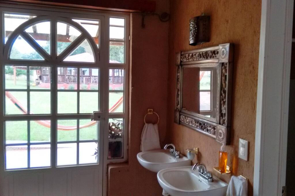 BAÑO COMPLETO Y DOS LAVAMANSO DEL HOSTAL. ENTRADA Y SALIDA INDEPENDIENTE