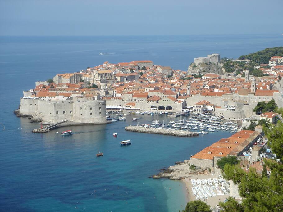 Vue de la Terrasse. Vieille ville, son port et la Grand' Plage.