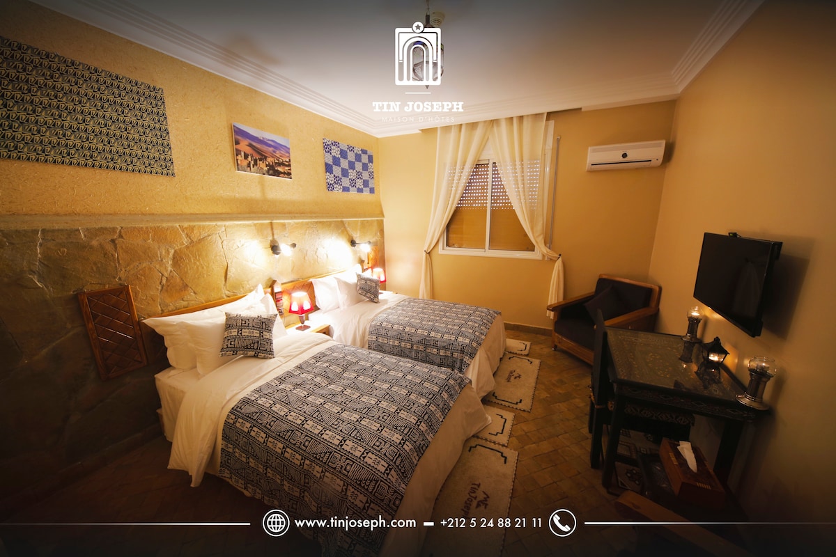 slaapkamer met tweepersoonsbed/twee eenpersoons