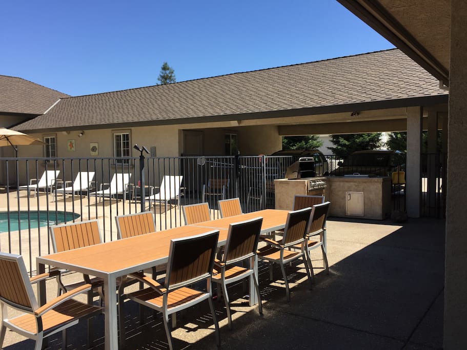 Outdoor dining for 10+ people.