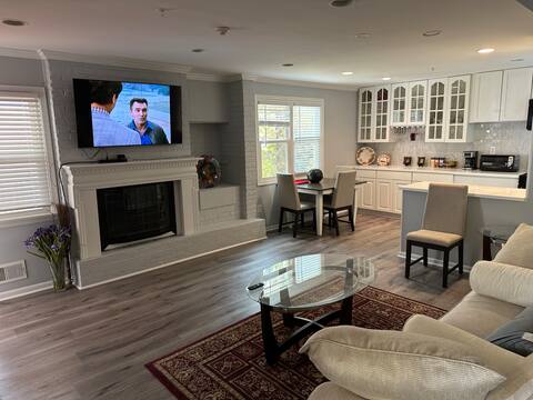 Spacious 6 bedroom house by Forest Glen Metro