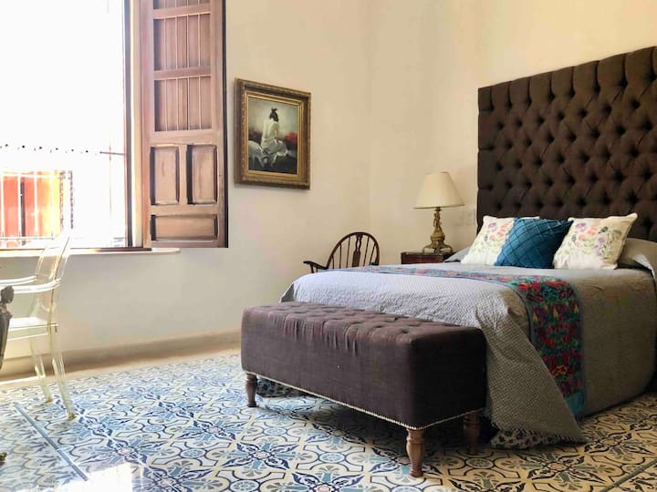 Recámara 1: Lujo y comodidad con una amplia cama Queen size, delicada ropa de cama,  almohadas de alta calidad y climatización.

Esta recámara tiene vista hacia la calle a través de un gran ventana de madera. El aroma es un abrazo a la antigüedad. 