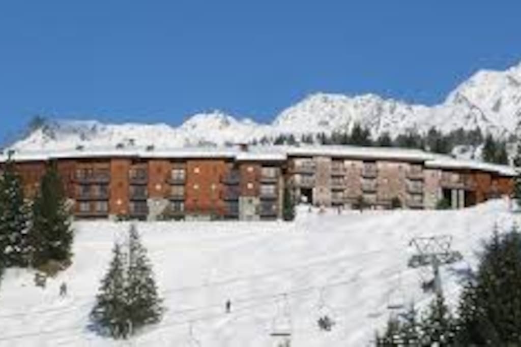 Vue de la residence depuis les pistes. View of the building from the slopes/village