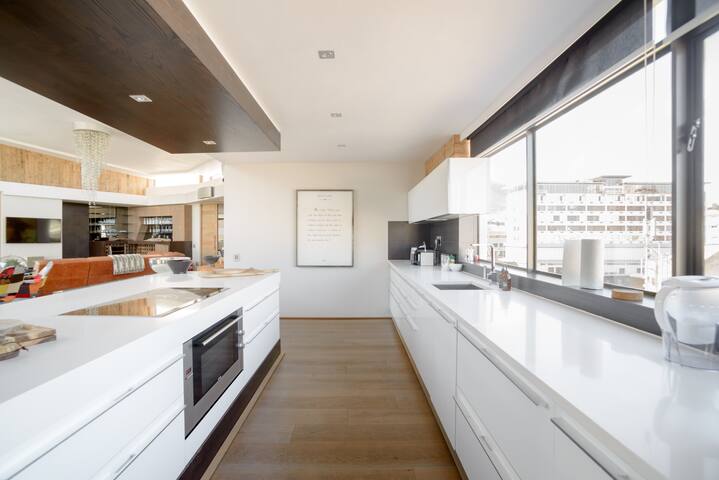 Hip House Spectacular Table Mountain Views City Centre Vibe gallery image 5