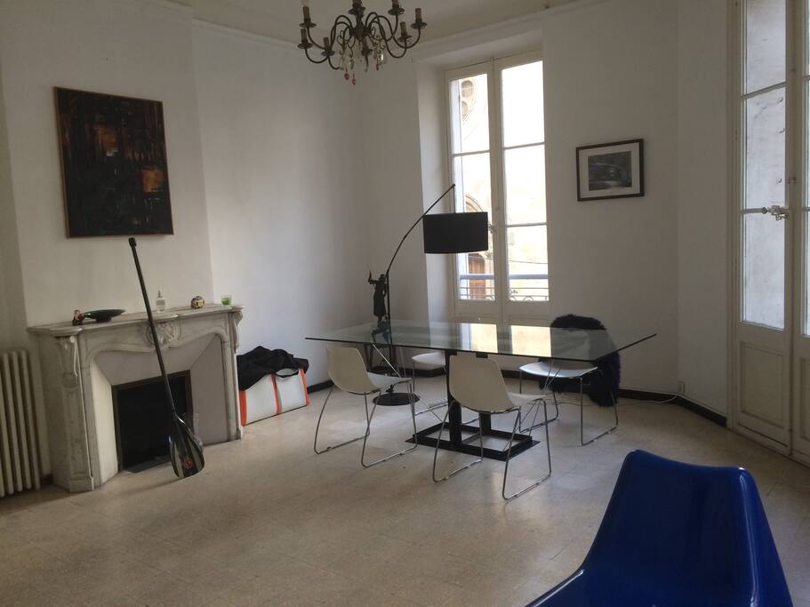 Un salon qui dès le matin rayonne de lumière. Il y fait bon petit déjeuner sur cette grande table pouvant accueillir jusqu'à 8 convives et y partager de beaux échanges.