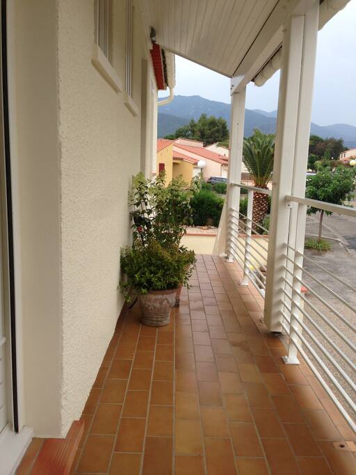 Loggia avec vue sur la chaîne des Albères