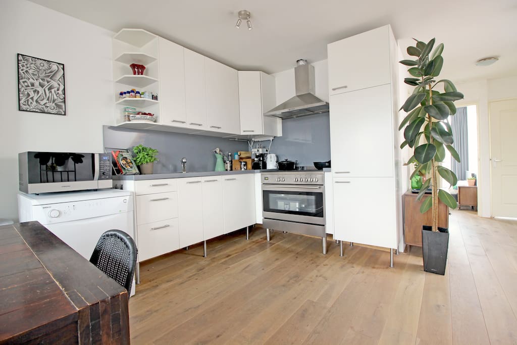 The modern and fully equipped kitchen has everything you'll need
