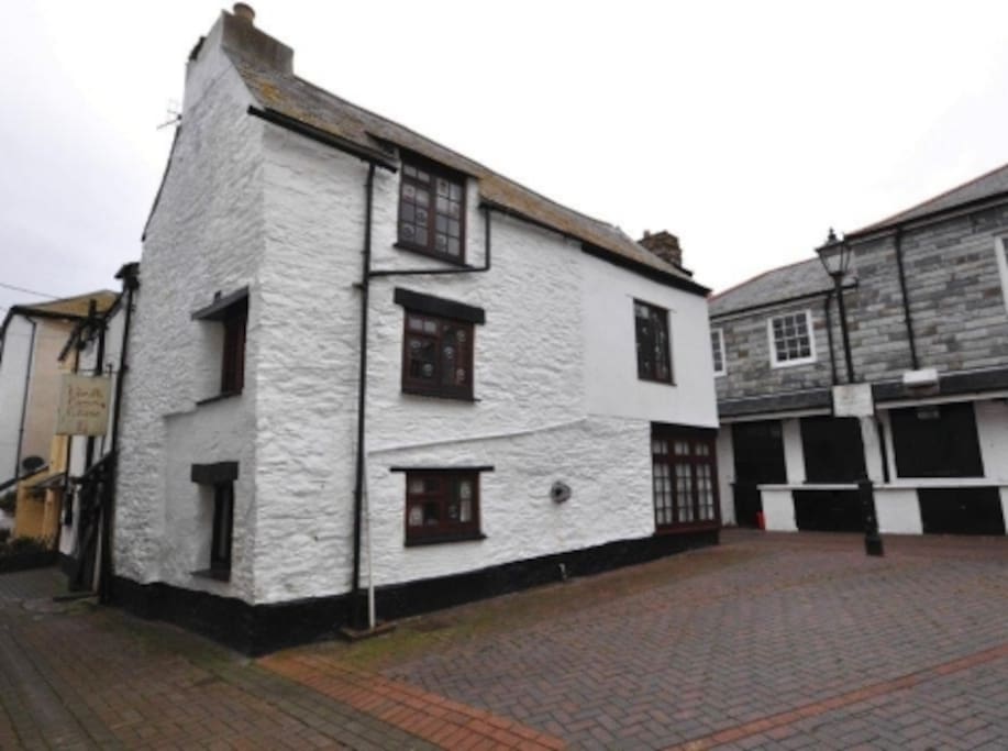 Smuggler Cottage - doesn't look it, but it is on the lever ground