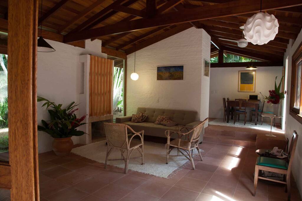 Sala de estar com lareira e cozinha integrada