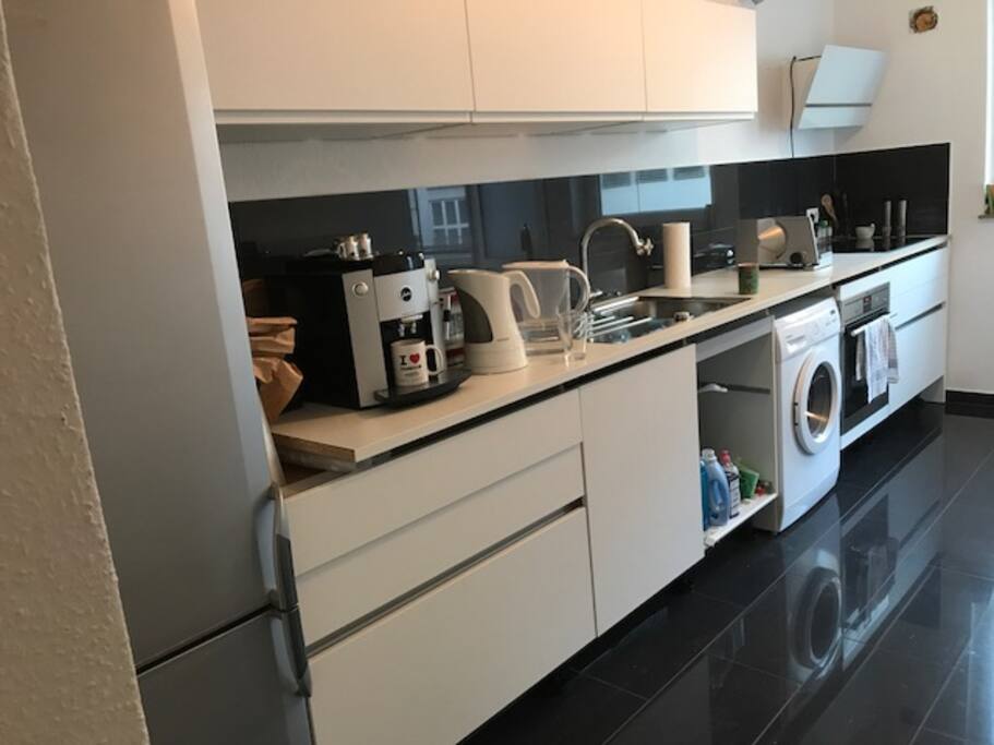 Moderne Küche mit frischen gemahlenem Cafe und Teebar