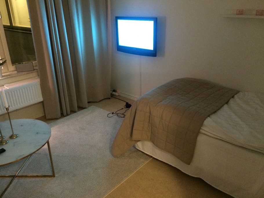 Säng och tv