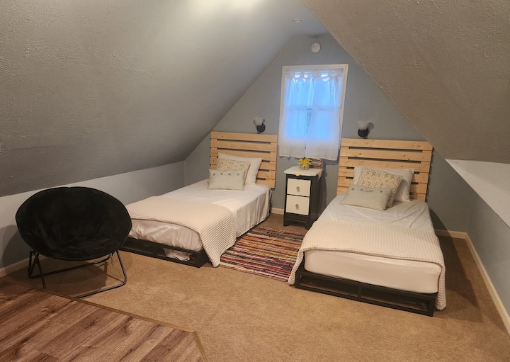 Dormitorio 3 (2 camas individuales, área abierta en la planta superior, dormitorio ático) Observa tu cabeza arriba.