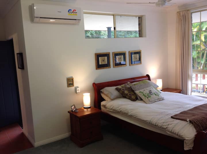 غرفة نوم كوين 1 مع حمام داخلي وخارجي. به مكيف هواء ومروحة سقف