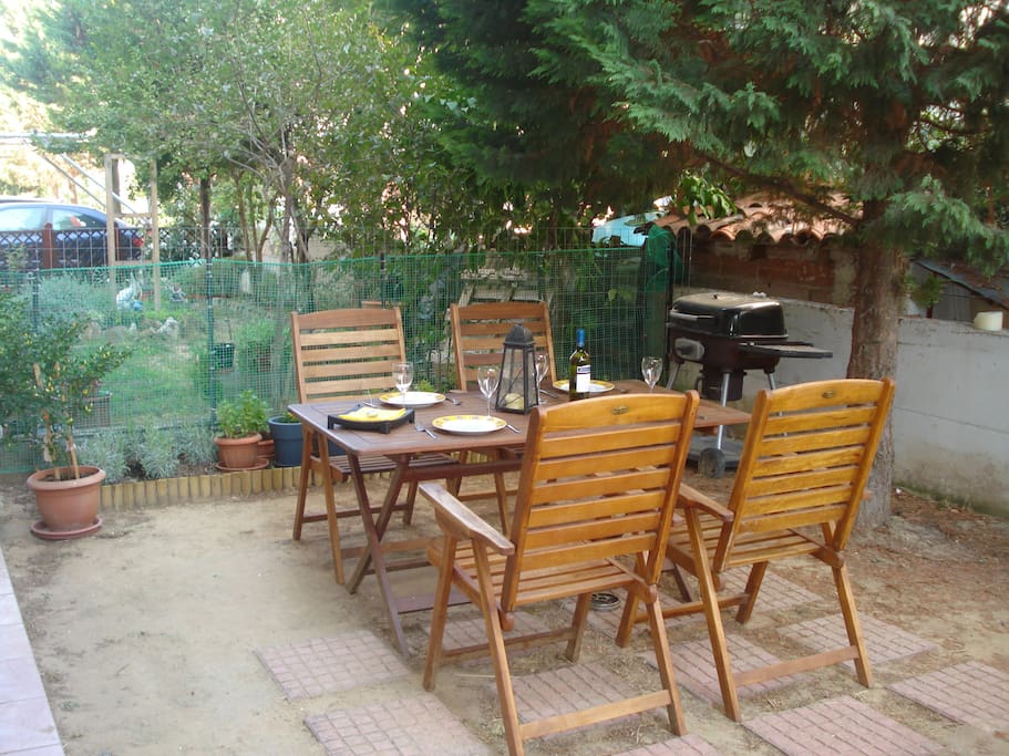 Seaside cosy apartment, barbeque in the garden