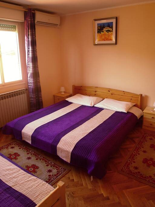 Bedroom with 1 large double bed and 1 single bed, air-condition