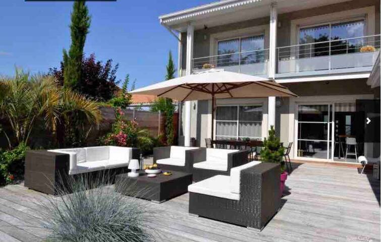 Villa contemporaine entre vignobles et océan gallery image 2