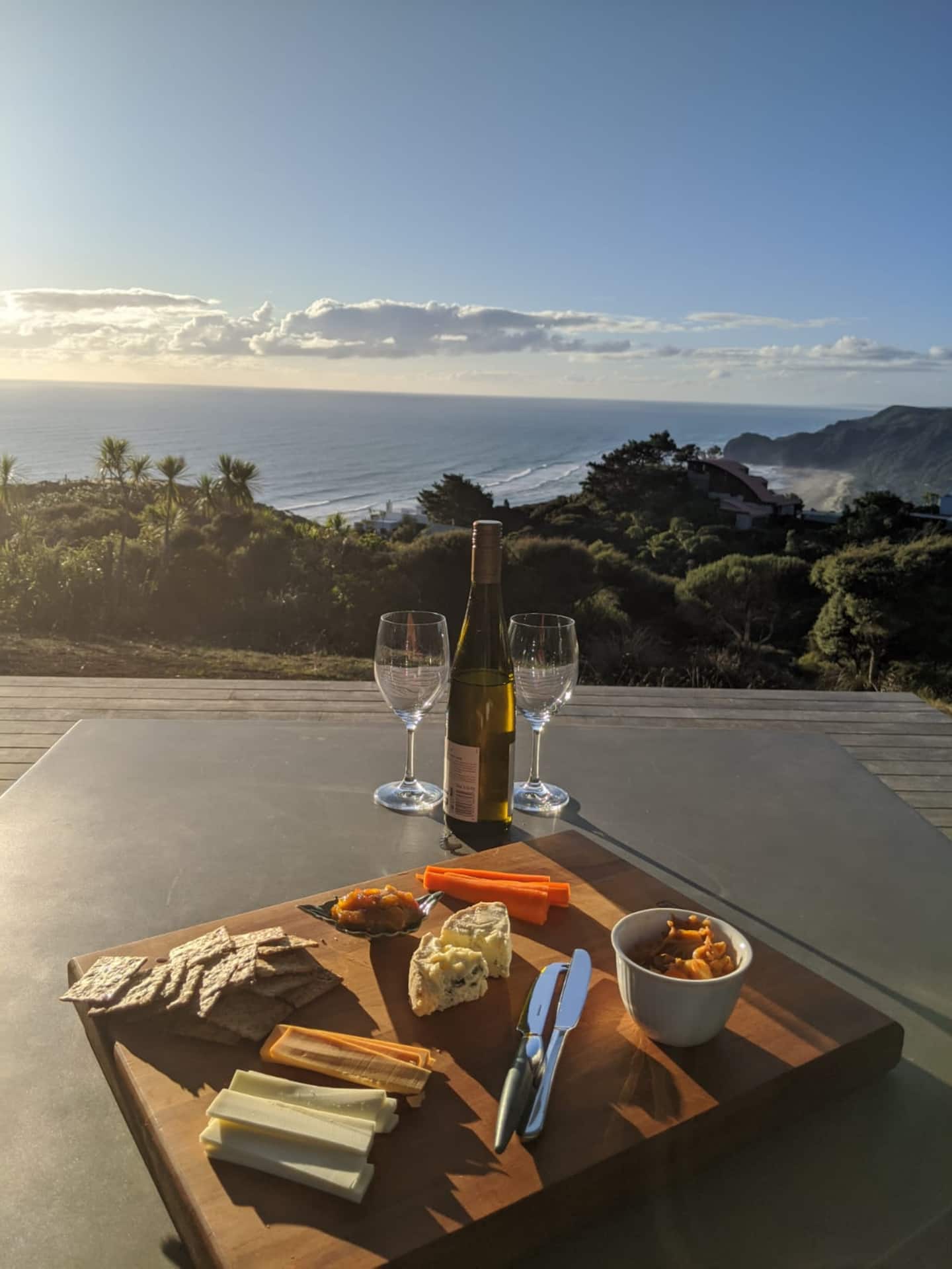 Piha Designer House - Ocean Views - 2 Brm 3