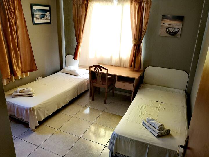 חדר שינה שני עם 2 מיטות יחיד