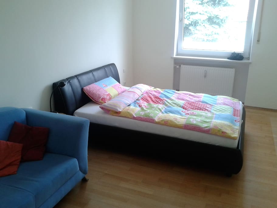 Schlafzimmer mit großem Bett.