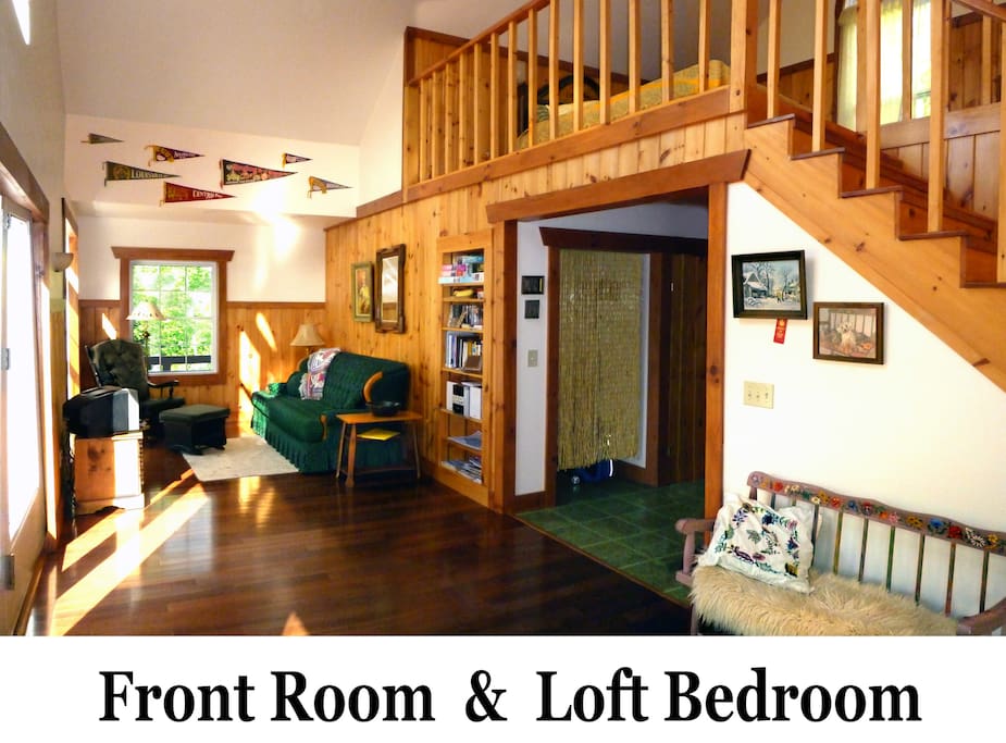 Mahogany floors, big windows... loft bedroom upstairs
