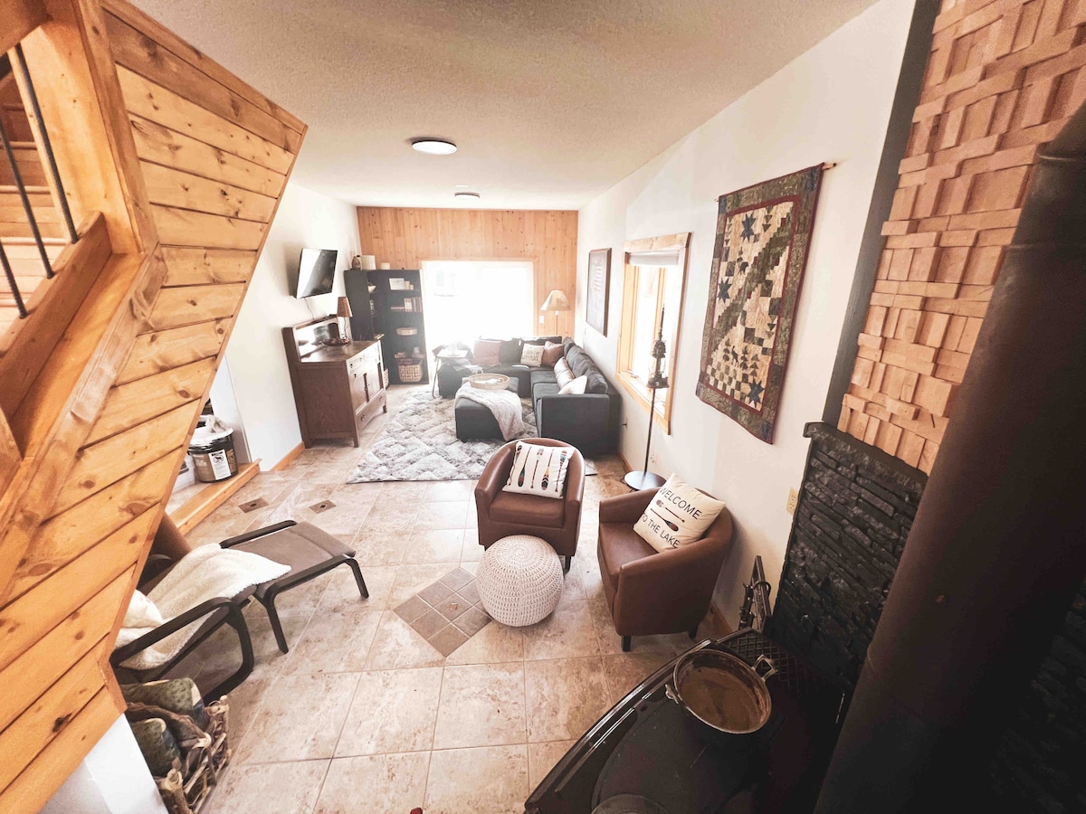 Целосниот поглед на огништето/семејната соба со кауч за спиење. Удобно и одлично за забава.