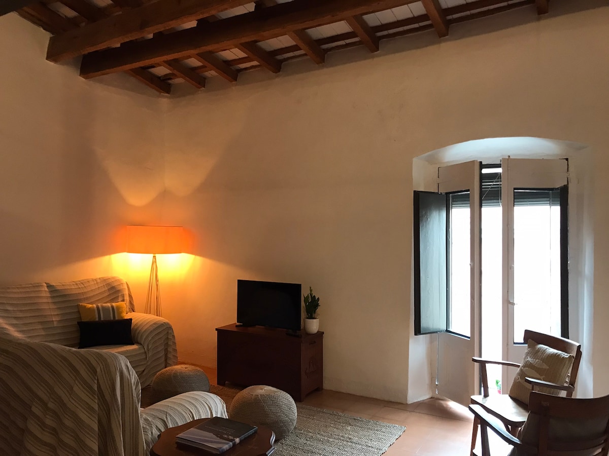 Annonce Airbnb populaire: Vintage loft in the center of Palamós with garage à Palamós