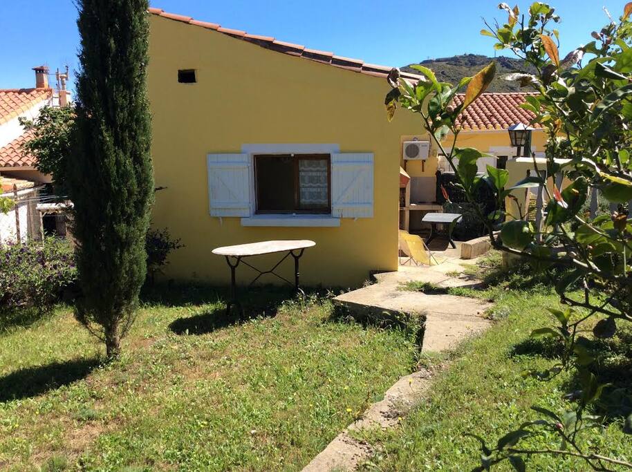 maisonnette: jardinet latéral et vue terrasse avec mobilier jardin, barbecue