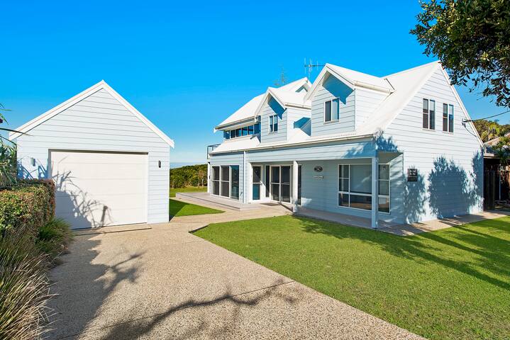 Middle Rock Beach House – absolute beach front