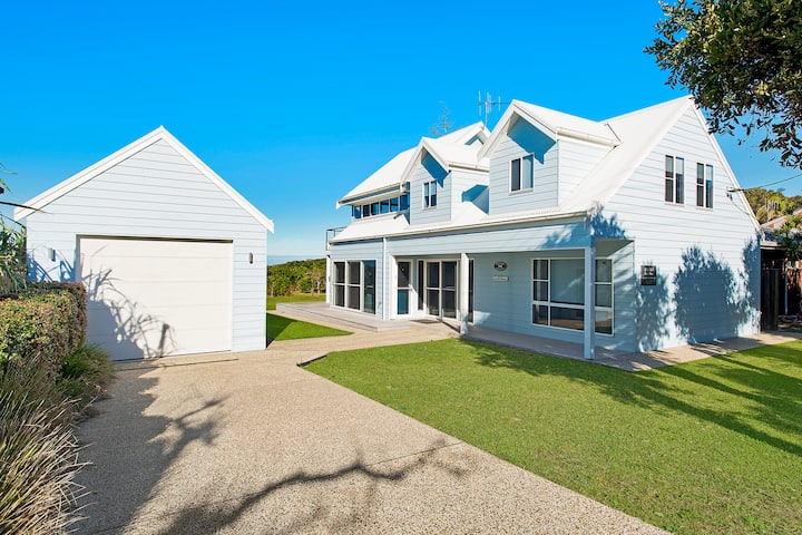 Middle Rock Beach House - absolute beach front