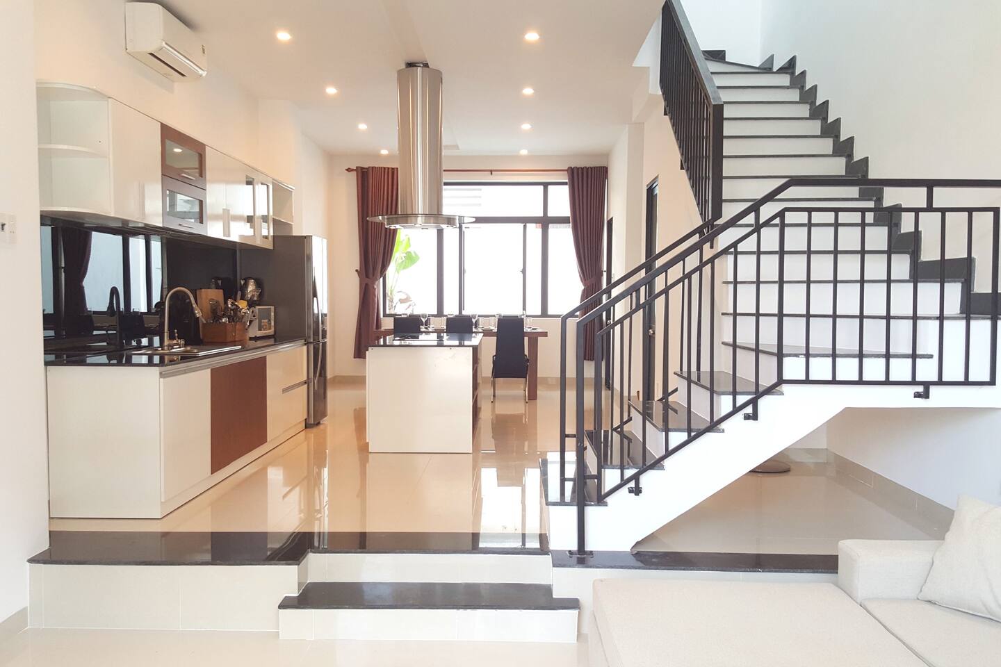 1/28: Tầng 1 - Khu vực tiếp khách Khu vực Cửa Sổ / Khu vực ngồi - Ghế Sofa & TV 50 "Tivi / Đảo Nhà ăn / Bàn ăn tối đa 8pax / Chậu rửa / Toilet / Phòng giặt - Tất cả Brand New !!!