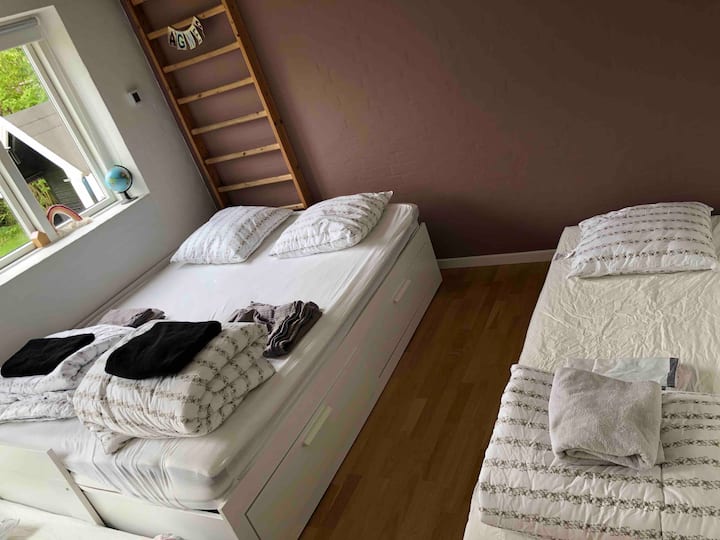 Пример за соба 3 за 3 возрасни лица или 2 возрасни лица и дете/тинејџер. До 4 лица - 2 лица во брачниот кревет (широк 150-179 см) и 2 лица на душек на подот.