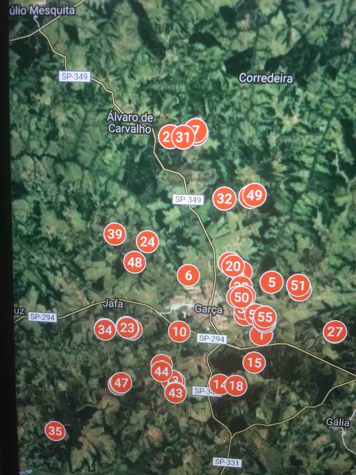 A detailed map displays various locations in and around Garça, with numbered markers indicating points of interest. The surrounding landscape is predominantly green, featuring a mix of wooded areas and open spaces, with roads clearly outlined for navigation.