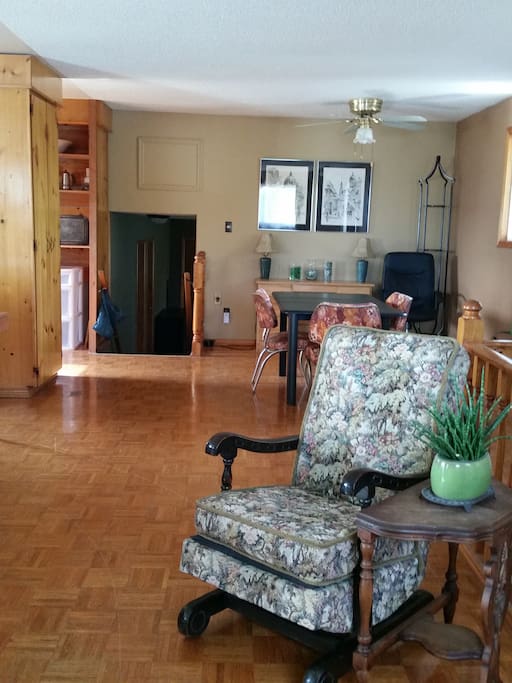 open concept entrance to living room, dining room and kitchen